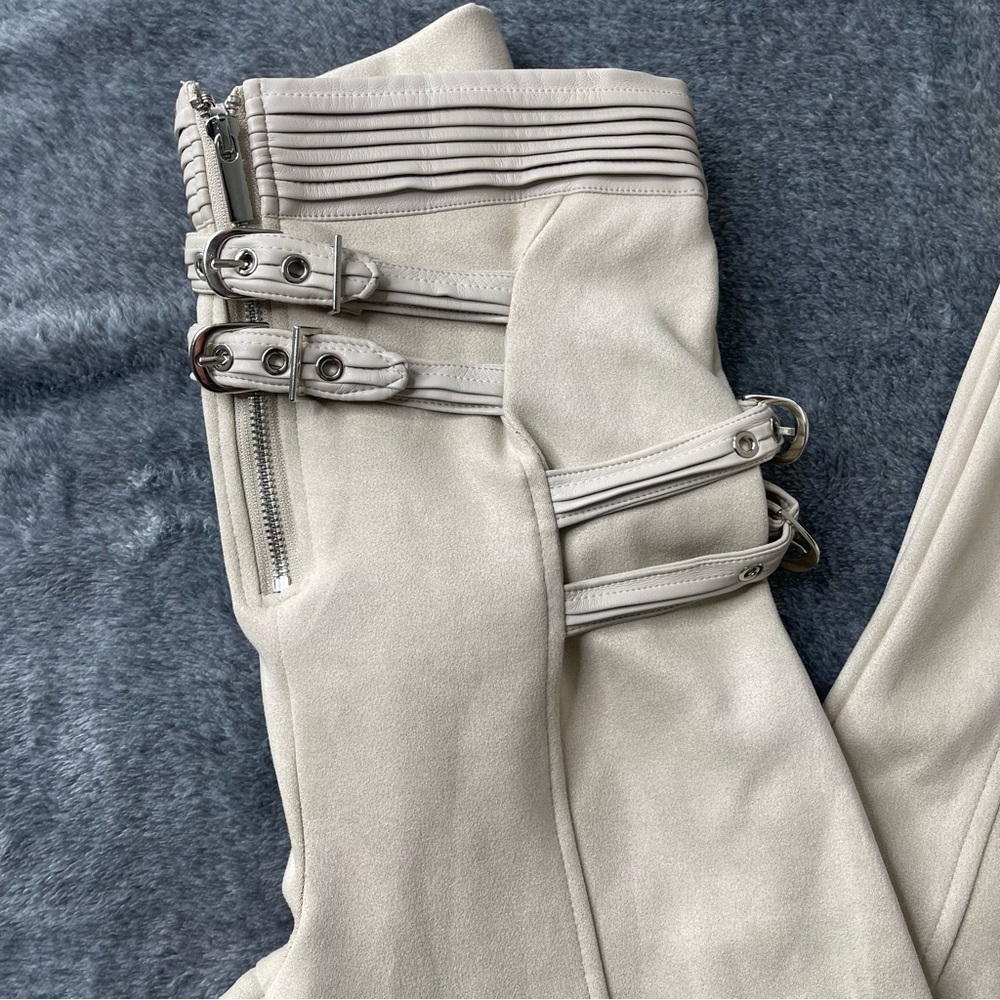 Maniere De Voir Edgy Cream Faux Suede And Leather leggings With Belts Size 6 - Picture 2 of 9